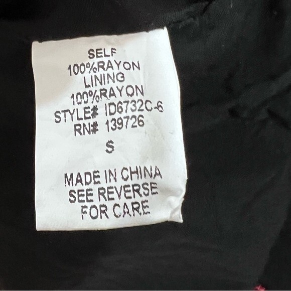 Altar’d State black and red roses floral vneck shift dress size small - Picture 10 of 10